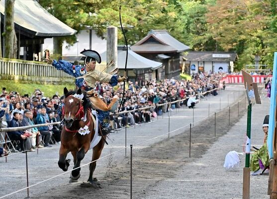 観衆の前で迫力のある人馬一体の妙技が披露された流鏑馬神事＝16日午後２時25分、日光市山内
