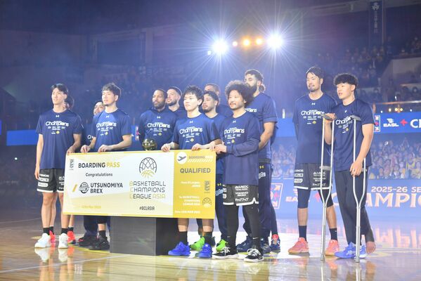 EASL優勝セレモニーに臨むブレックスのメンバー＝ブレックスアリーナ宇都宮