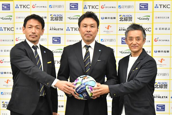 橋本社長（右）、谷池強化部長（左）と記者会見に臨んだ米山新監督＝22日午後、県庁記者クラブ