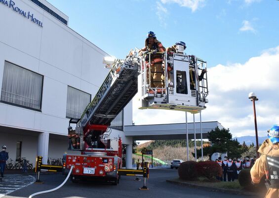 はしご車を使った救助の訓練を行う参加者