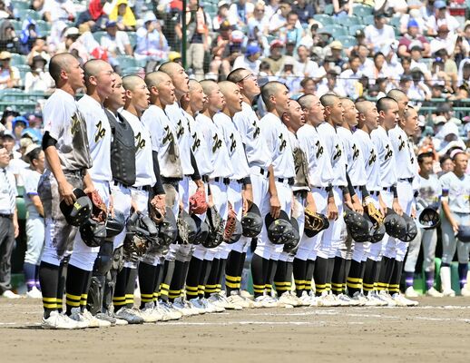 甲子園初勝利を挙げ校歌を歌う石橋ナイン＝13日、甲子園球場