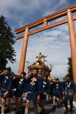 大鳥居の完成を祝ったくぐり初め