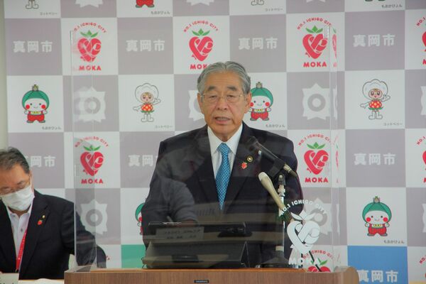 記者会見に臨む真岡市の石坂市長