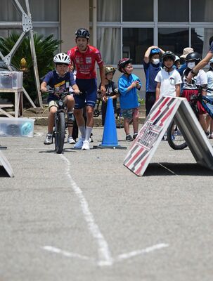 堀選手が参加して開かれた自転車教室