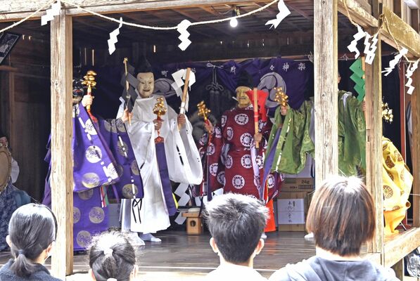新調された衣装で奉納された神楽