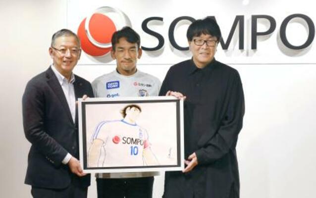 SOMPOホールディングスと「キャプテン翼」のパートナーシップ契約締結に伴う記者発表で、写真に納まる(左から)奥村幹夫社長、中田英寿さん、高橋陽一氏=2日午後、東京都内