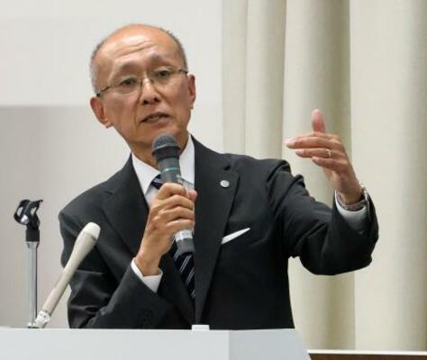 　滋賀県草津市で講演する高羽悟さん＝２５日午前