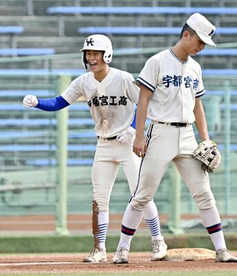 ７回、右越えに勝ち越しの適時三塁打を放ち雄たけびを上げる宇工の石川（左）＝清原
