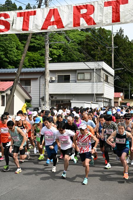一斉にスタートする出場者たち