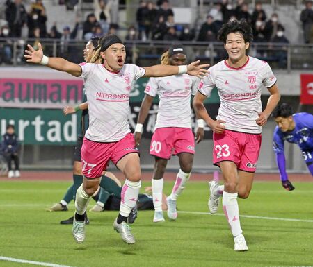 後半22分、シュートを決めた栃木シティのＦＷ吉田（左）が田中パと笑顔で駆け出す