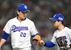 　６回を終え、二塁手田中（右）とタッチする中日・涌井＝バンテリンドーム
