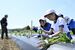 苗の植え付け作業に取り組む児童たち