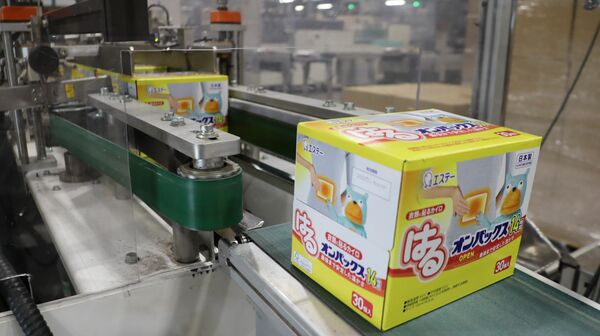 箱詰めに向けてベルトコンベアで流れていく完成品