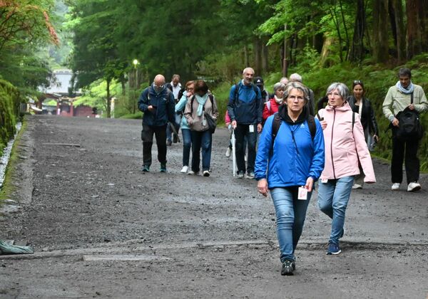 日光二荒山神社から日光東照宮へ続く「下神道」を歩く外国人観光客ら＝12日午後、日光市山内