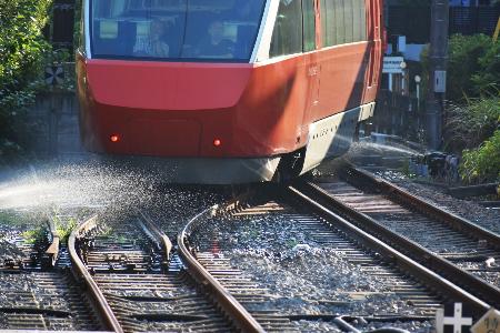 　三線軌条に入線する際に散水を浴びるロマンスカーＧＳＥ７００００形＝入生田駅構内