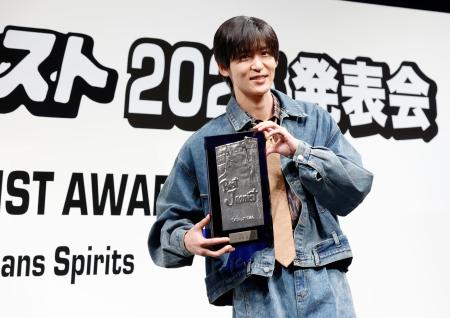 　「ベストジーニスト２０２５」の一般選出部門で受賞した目黒蓮＝４日、東京都千代田区