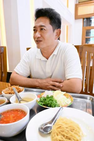 　ミャンマー最大都市ヤンゴンで取材に応じるイェミョートゥーさん＝２０２５年９月（共同）