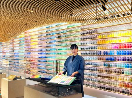 多彩な顔料が並ぶ「PIGMENT TOKYO」=東京都品川区