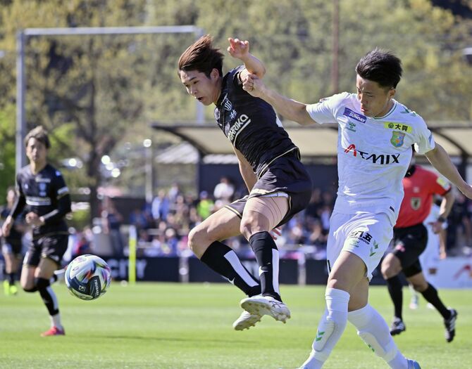 前半追加タイム、栃木シティのＦＷ吉田（中央）が球際で競り合う＝ＣＦＳ、加藤竜矢撮影