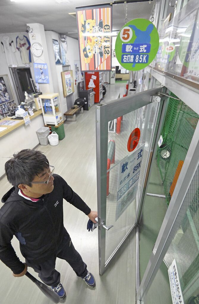 お決まりの５番ケージの扉を開け、打席に向かう＝１日午後10時15分、宇都宮市北若松原１丁目、森田大地撮影