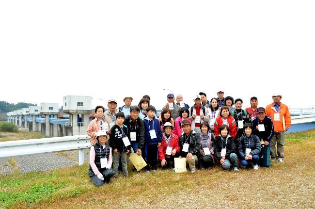 頭首工を背景に記念写真