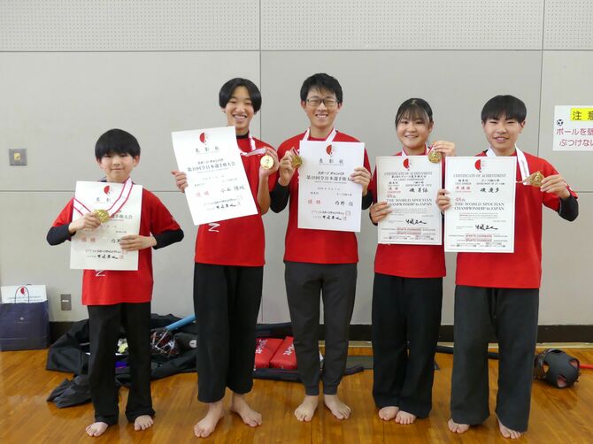 昨年の全国大会や世界大会で優勝した選手たち。左から、江連 晃希(えづれ・こうき)さん(12)、小西 陽暖(こにし・ひなた)さん(12)、内野 侑(うちの・ゆう)さん(16)、磯 芽依(いそ・めい)さん(16)、磯 慶多(いそ・けいた)さん(14)