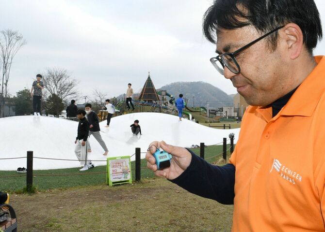 入り込み数を手動カウンターで計測する越前市武生中央公園のスタッフ。統計に正確を期すため県内各施設が工夫を凝らしている＝４月、同市高瀬２丁目