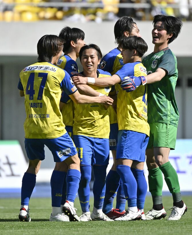前半39分、栃木ＳＣのＭＦ中野（左から３人目））がゴールを決めて仲間に囲まれる