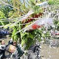 豪快な「水飲み」に拍手喝采　小山で400年以上続く奇祭・間々田のじゃがまいた