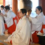 日光二荒山神社でみこの入社式に当たる「間政授与式」　「早く一人前に」３…