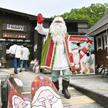 那須・フィンランドの森で「夏至祭」始まる 季節外れのサンタ登場 野外ス…