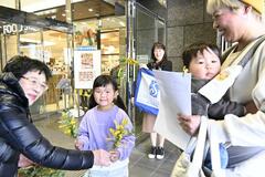国際女性デーＰＲ 買い物客にミモザ