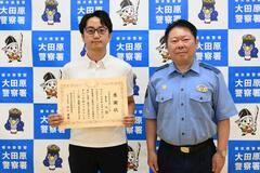 うずくまる女性 日陰に運び保護