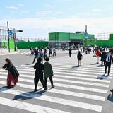 再現度に驚き、うきうき写真撮影　足利の「渋谷スクランブル交差点」オープンセット　一般公開に4700人