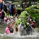 「水飲みの儀」に大声援　小山でじゃがまいた　400年続く恒例の奇祭