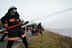 新春恒例 !菰野町消防出初式を開催 入場パレードや一斉放水の他、はしご車搭乗体験や訓練展示も