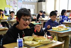 イブの給食は「和牛ステーキ」　栃木・西方小