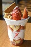 【推しの逸品】朝摘みイチゴふんだんに　いちごパフェ　吉村農園（益子）