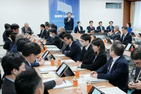 　東京・永田町の自民党本部で開かれた外国人政策本部の会合＝２４日午前