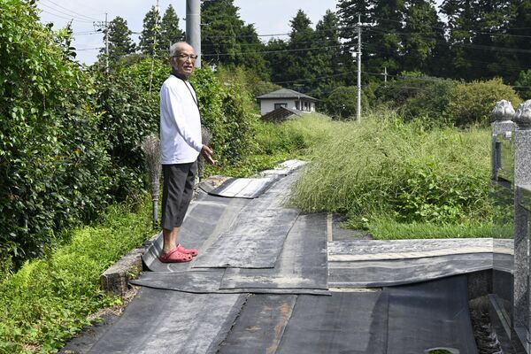 廃材を活用し、墓道を整備した福田さん