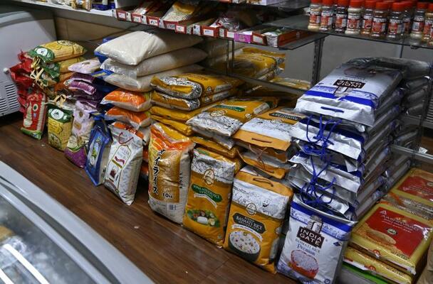 さまざまな輸入米が並ぶセワマートの店内