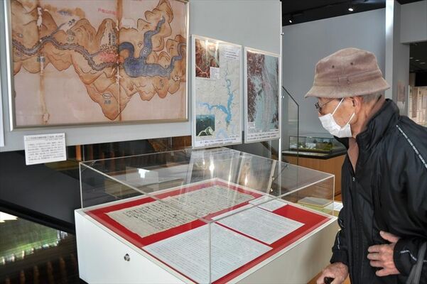 貴重な資料が並ぶテーマ展「栗山地域の報徳仕法」