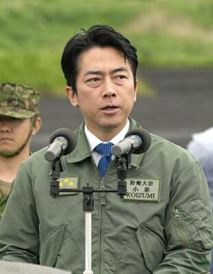 　「富士総合火力演習」開始前に訓示する小泉防衛相＝７日、静岡県の東富士演習場