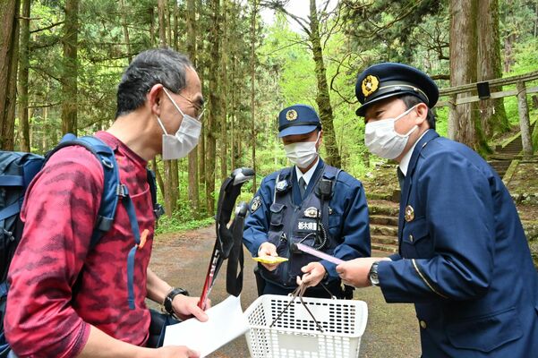 登山客に遭難防止を呼び掛ける署員ら