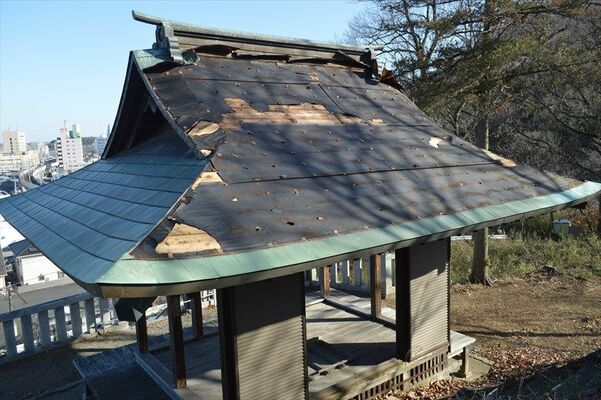 屋根の銅板がはがれている「女浅間」本殿