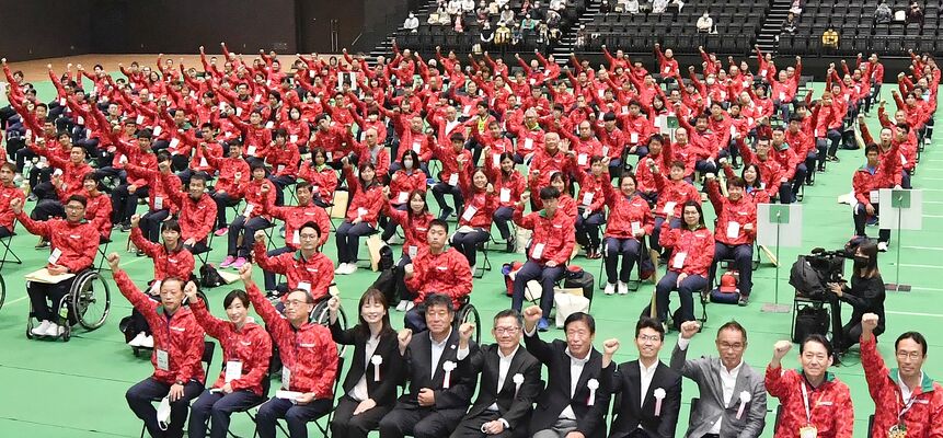 結団式で拳を上げる本県選手たち＝12日午前11時55分、宇都宮市の日環アリーナ栃木