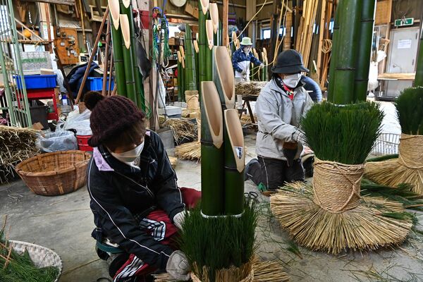 門松作りが進む作業場＝21日午前10時55分、宇都宮市泉町
