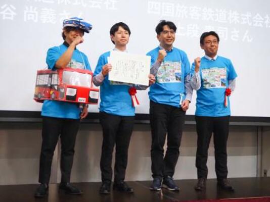 　「鉄旅オブザイヤー」のグランプリに輝いた、クラブツーリズムの鉄道旅行商品に携わった関係者ら＝１５日午後、さいたま市の鉄道博物館