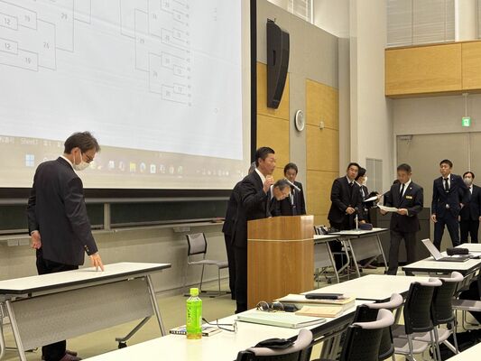 各学校の代表者が参加して開かれた組み合わせ抽選会