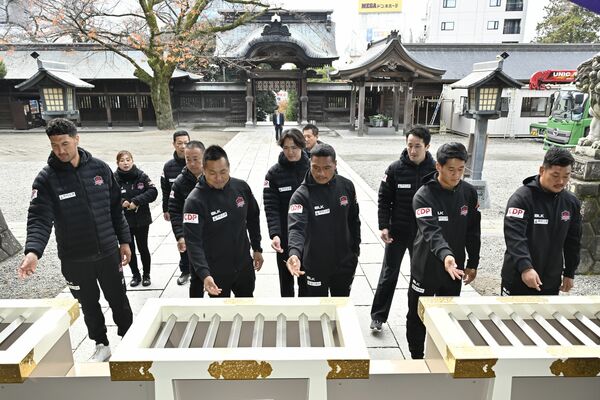 新シーズン開幕への必勝祈願でさい銭を入れるホンダヒートの選手ら＝26日午前、宇都宮市馬場通り１丁目、湯田大士撮影